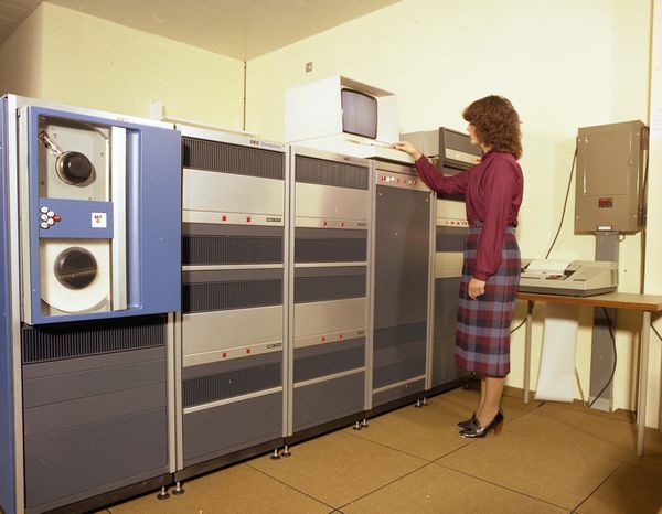 Fig 5.7 View of a GEC multiuser minicomputer at RAL.
