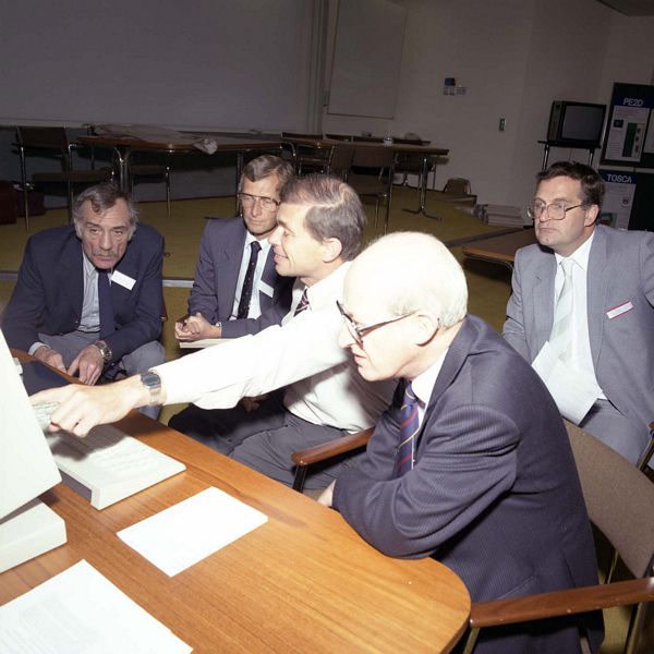 CFC Visit to RAL: Peter Brown (Univ of Kent) demonstrates to Doug Lewin, John Wooton, George Davies and Mike Hotchkiss